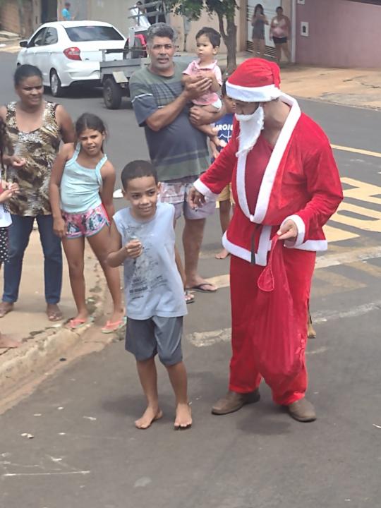 Foto 8 de 31 — Campanha Natal Solidário entrega 250 cestas básicas em Américo Brasiliense